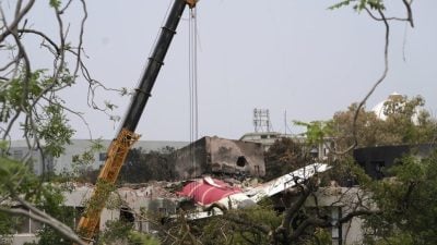 印度空难增至279死 民众树下睡觉遭波及丧命