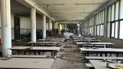 印度客机坠毁 |  客机撞穿食堂墙壁  医科学生弃餐盘跳楼保