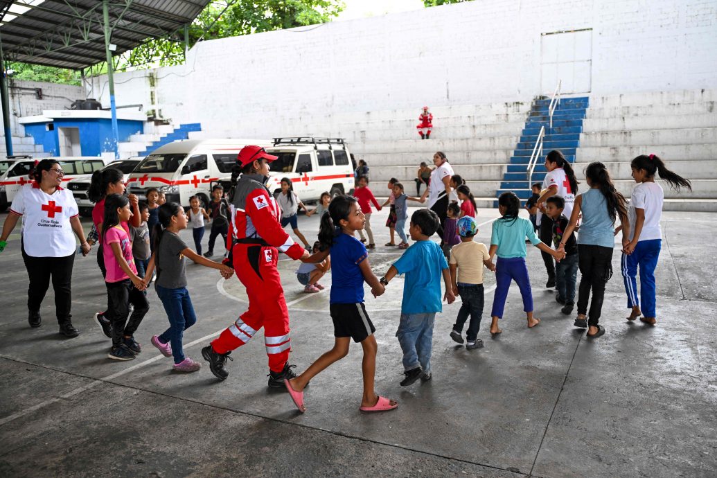 危地马拉火山喷发浓烟灰烬 逾500人紧急撤离