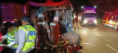 巴士意外又一宗! 双层巴士撞拖车　司机伤9乘客副司机无恙