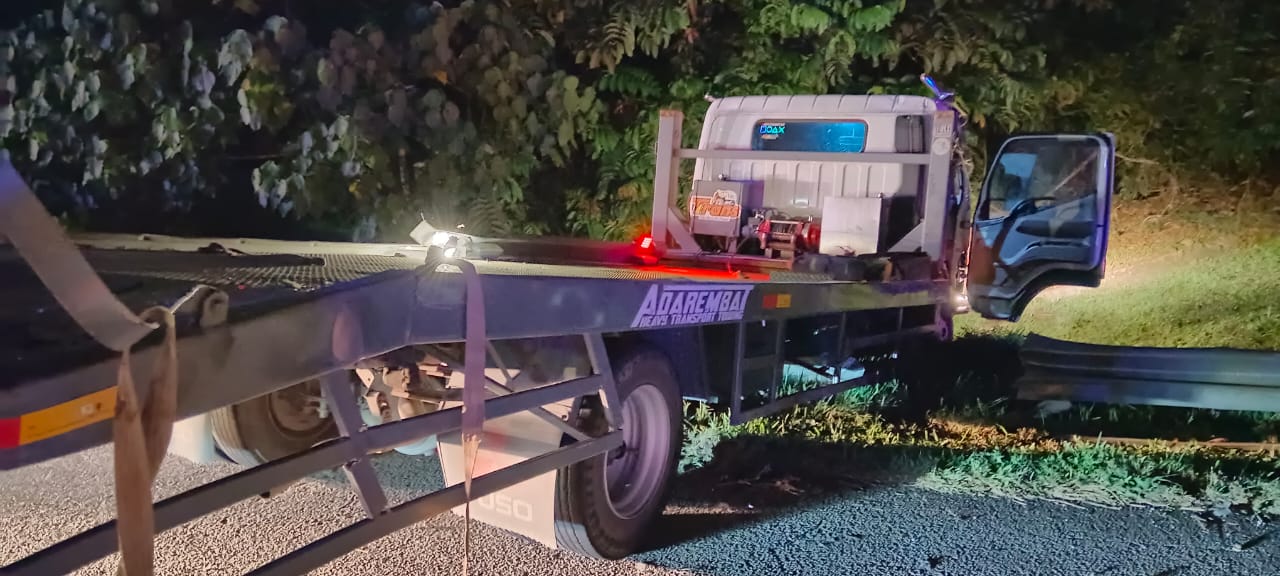 双层巴士南北大道撞拖车　司机受伤9乘客副司机无恙