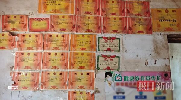 双胞胎出考场跪谢爷爷 书桌贴标语“没天分要勤奋”