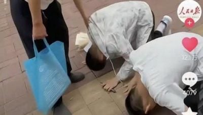 双胞胎出考场跪谢爷爷　书桌贴标语“没天分要勤奋”