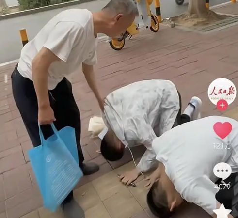 双胞胎出考场跪谢爷爷 书桌贴标语“没天分要勤奋”