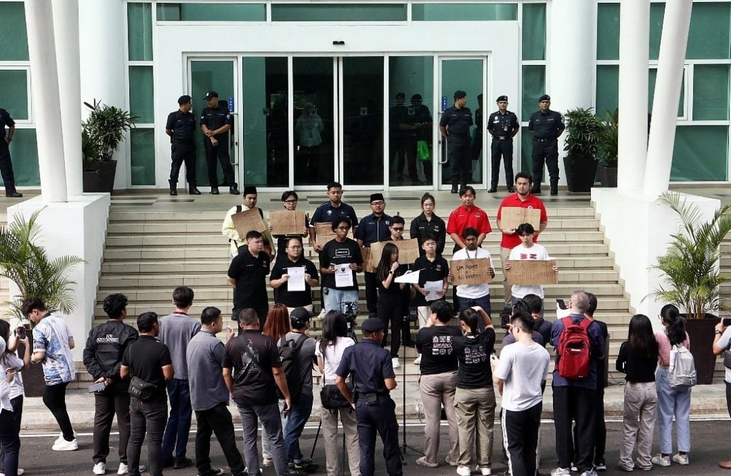 反对校方干预社团活动 马大学生组织集会抗议