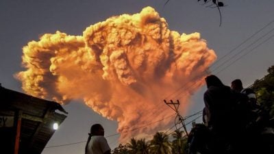 受勒沃托比火山喷发影响  峇厘岛20多趟航班取消