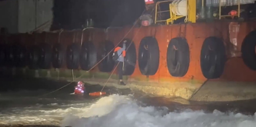 台风蝴蝶掀风浪高雄拖船外海搁浅 台湾海巡救4人脱困