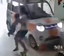 司机失控冲进餐厅　11岁姐姐神冲刺…秒救走1岁妹