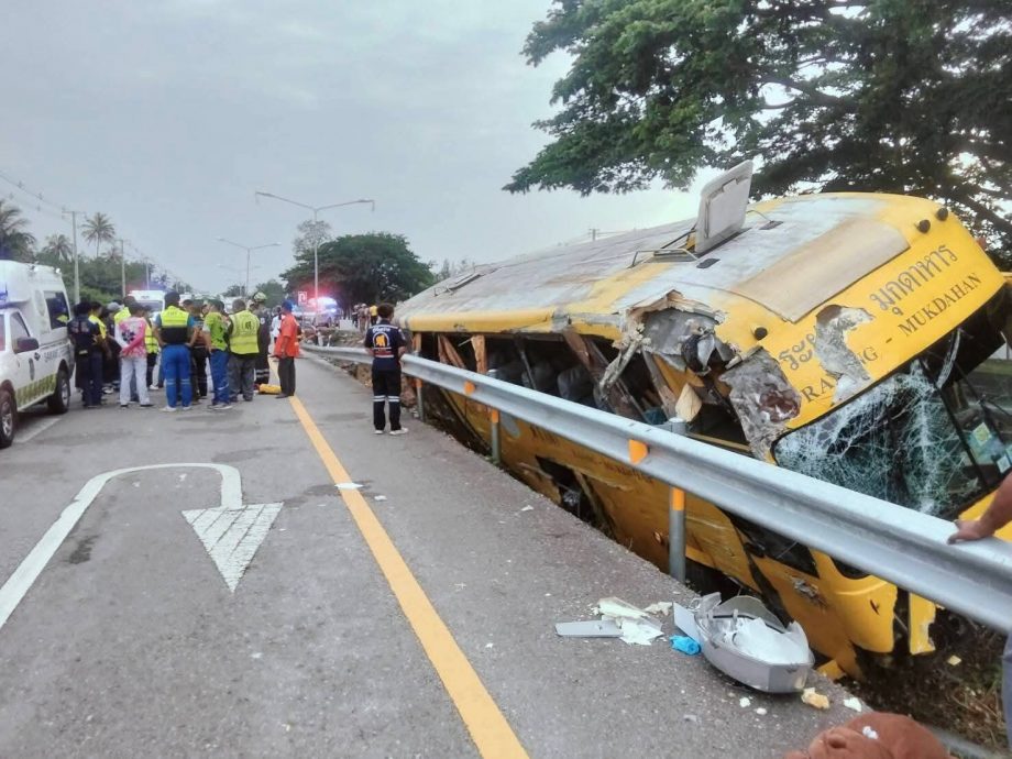 司机打瞌睡酿祸 巴士撞隔离带2死24伤