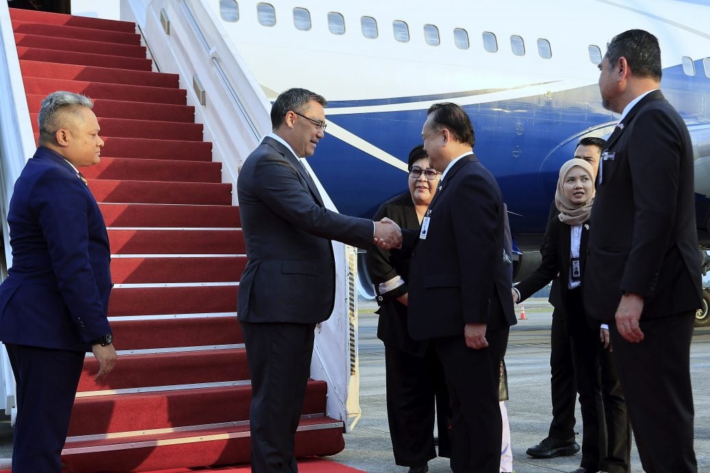 吉尔吉斯总统扎帕罗夫抵达大马