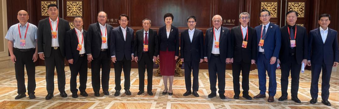 吴添泉希望闽商发扬“爱拼才会赢”的精神,共同融入全球福建经济体