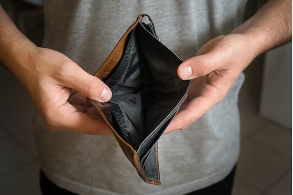 呛年轻人“住家里就别喊穷” 男子傲慢言论被斥“脱离现实”