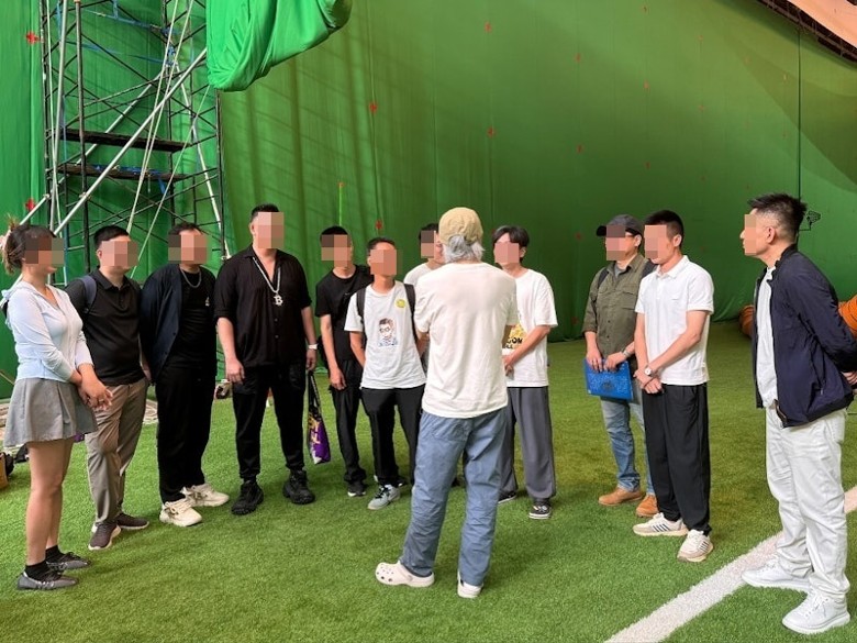 周星驰亲自招待粉丝探班 疑似曝光《女足》厂景