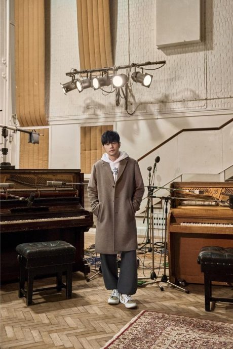 周杰伦即兴乐曲闪电上架 与蔡依林隔空交战