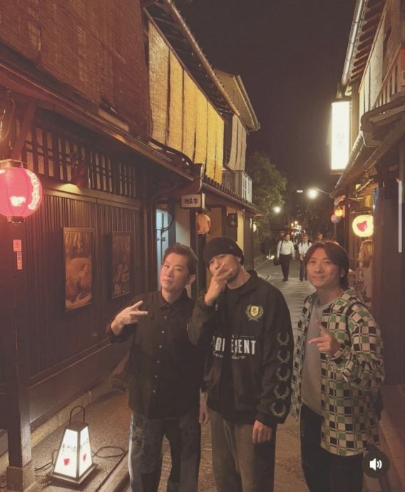 周杰伦现身京都 粉丝想合照得先答题
