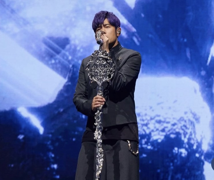  周杰伦香港启德开唱 张学友暖送茶点