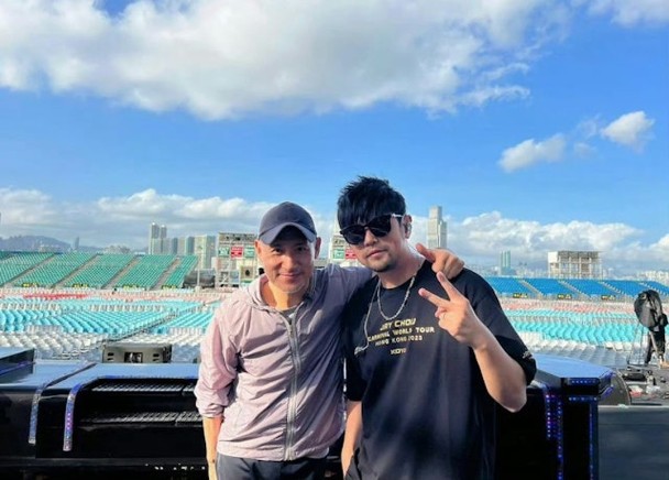  周杰伦香港启德开唱 张学友暖送茶点