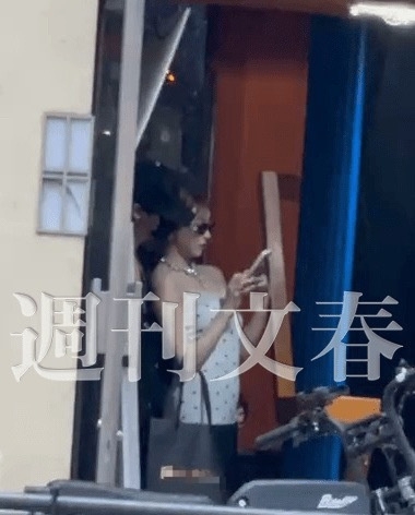 周鹤年撇性交易前AV女优 日媒曝背后环抱亲密照