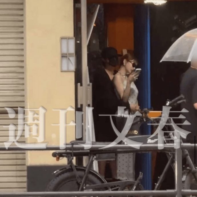 周鹤年撇性交易前AV女优 日媒曝背后环抱亲密照