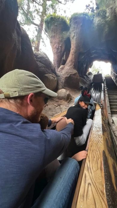 哈里王子一家四口游迪士尼！　重现黛妃31年前温馨回忆