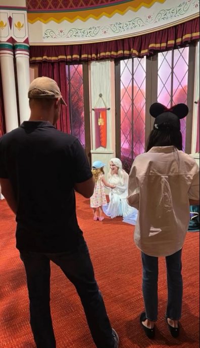 哈里王子一家四口游迪士尼！　重现黛妃31年前温馨回忆