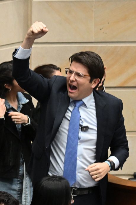 哥伦比亚总统候选人乌里韦遭枪击受伤 情况危急