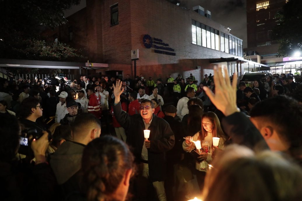 哥伦比亚总统候选人竞选时被枪击 性命危殆