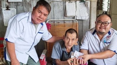 善心组织捐1万2000 助曼绒3贫病家庭