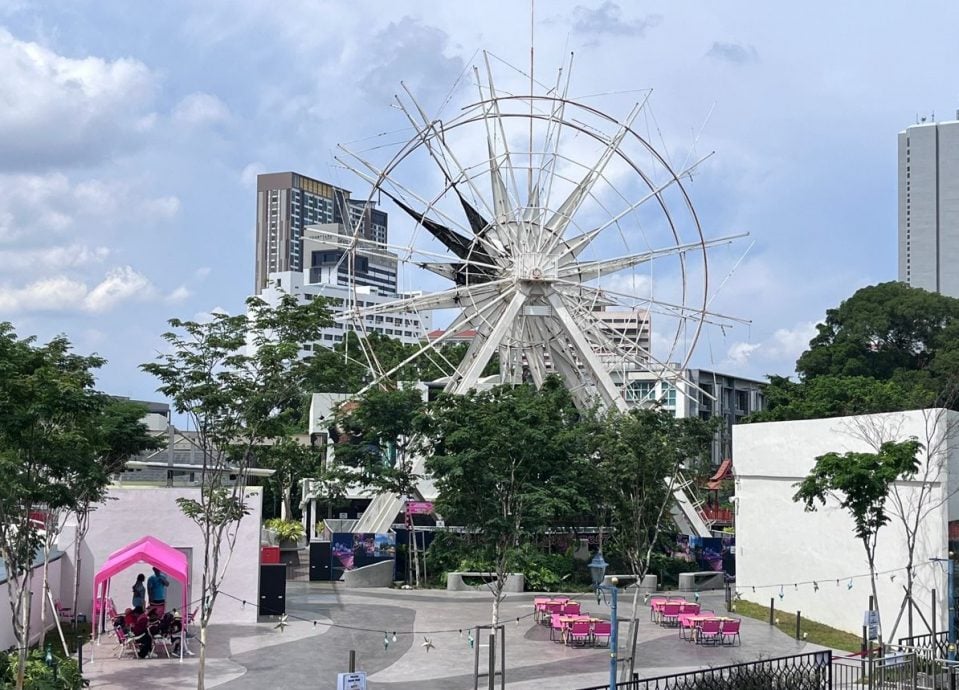 四脚蛇迷你主题公园摩天轮失火