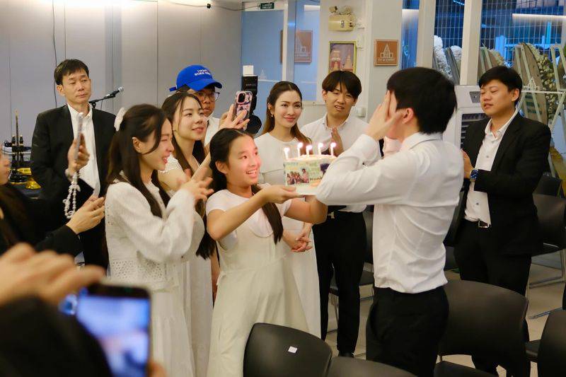 在母亲灵堂庆生 Nonkul见生日蛋糕泪崩