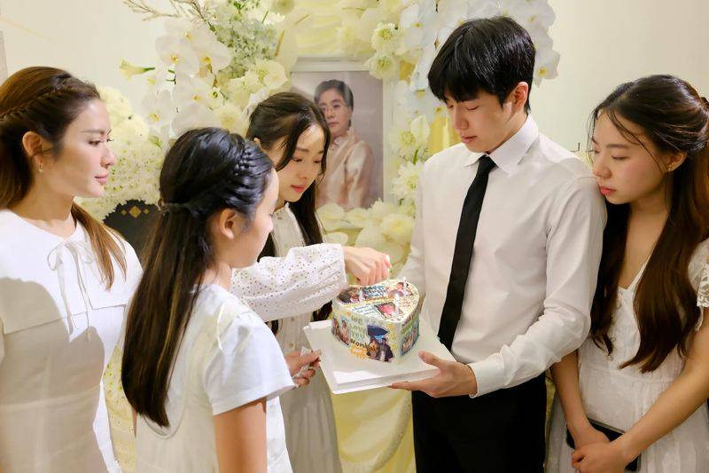 在母亲灵堂庆生 Nonkul见生日蛋糕泪崩