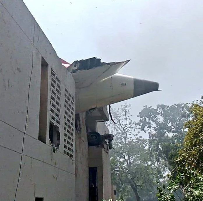 坠机后股价暴跌8% 波音：正努力收集更多信息