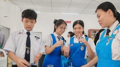 培南华中办理工科展览  学生走进理工科世界