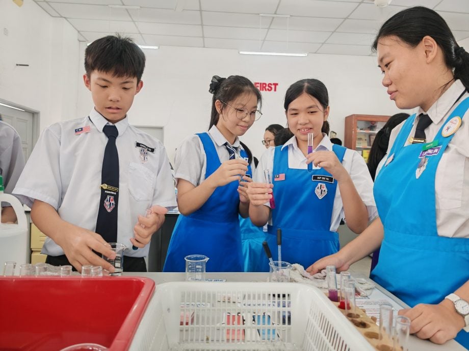培南华中办理工科展览 学生走进理工科世界