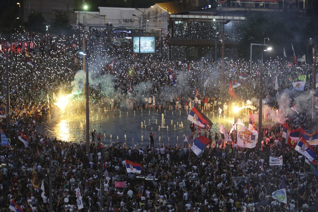 塞尔维亚首都爆万人示威要求提前大选