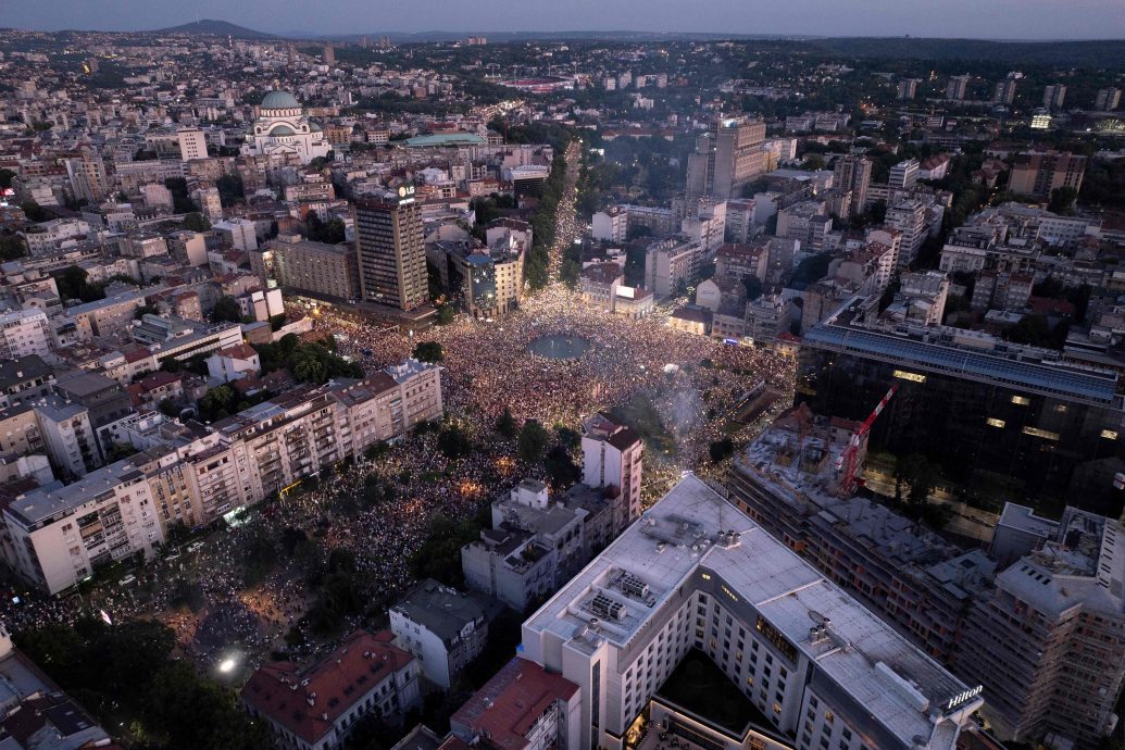 塞尔维亚首都爆万人示威要求提前大选
