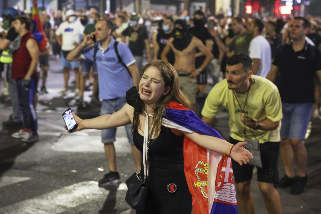 塞尔维亚首都爆万人示威要求提前大选