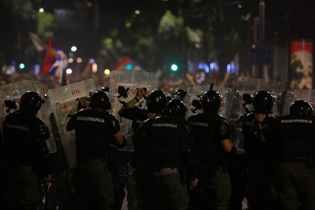 塞尔维亚首都爆万人示威要求提前大选