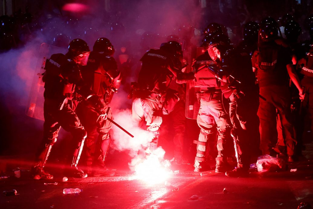 塞尔维亚首都爆万人示威要求提前大选