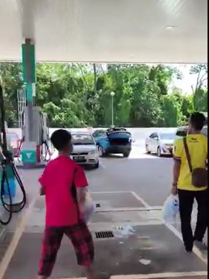 外籍男油站抢钱? 警方促涉事者报案