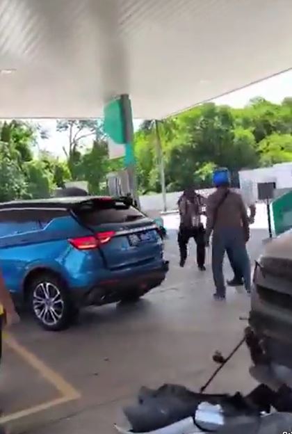 外籍男油站抢钱? 警方促涉事者报案