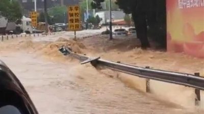 广东多地暴雨　学校紧急停课避灾