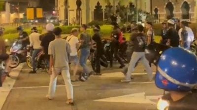 多男街上上演全武行 警开档追查涉案人