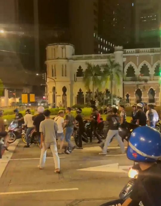 多男街上上演全武行 警开档追查涉案人