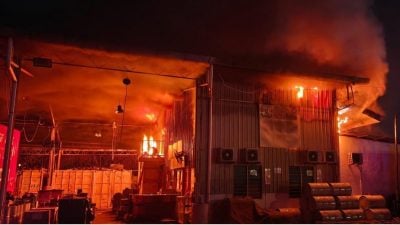 货车经销商办公室凌晨火灾   消拯员19分钟控制火势