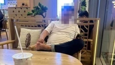 大叔“搭台”不点饮料还抠脚放屁 网民斥恶心没素质！