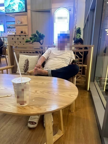 大叔“搭台”不点饮料还抠脚放屁 网民斥恶心没素质！