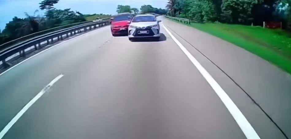 大道失控追尾撞车 翻滚6圈 轿车女司机手部受轻伤
