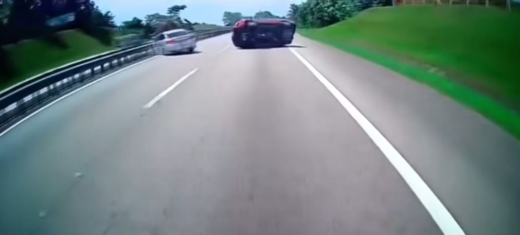 大道失控追尾撞车 翻滚6圈 轿车女司机手部受轻伤