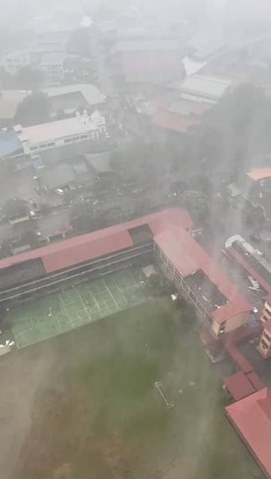 狂风掀走学校屋瓦 秃了好几片！